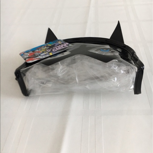 LONDON Soho's BATGIRL zippered makeup bag. - Picture 5 of 6